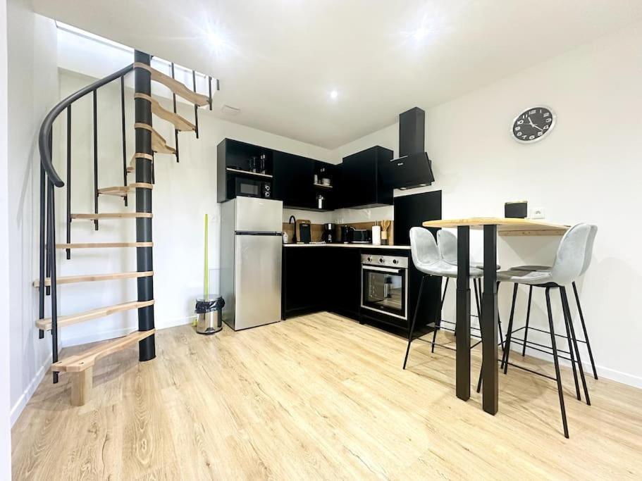 Jungle Appartement Avec Terrasse Laon Eksteriør bilde